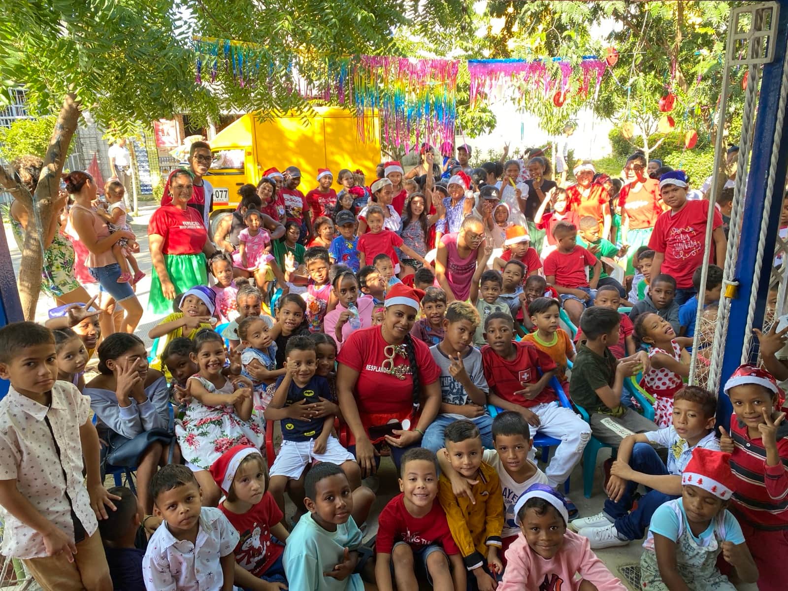 Children and families together at Una Luz in Cartagena