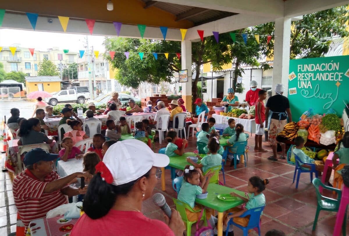 Families and children sharing a meal at Una Luz