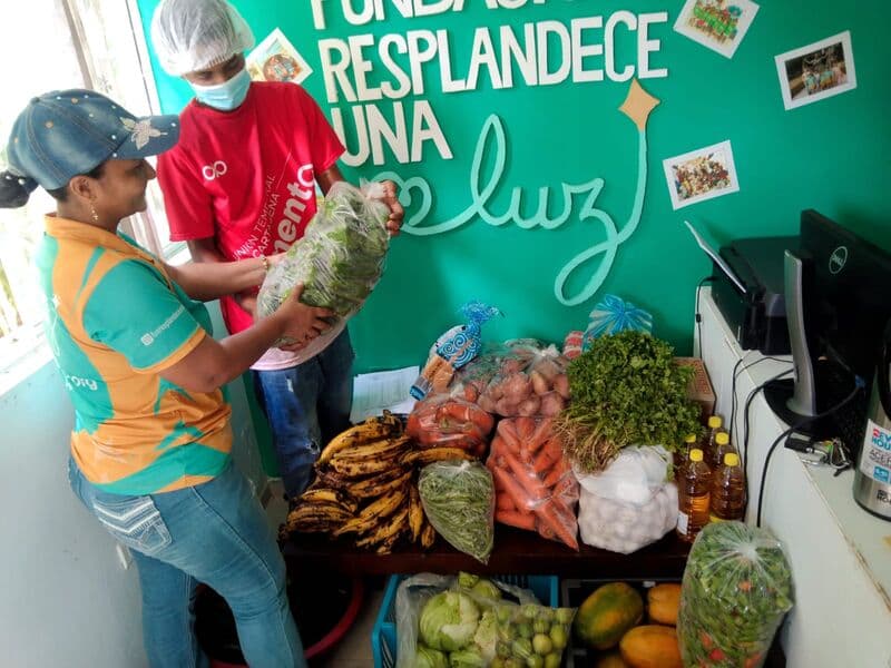 Volunteers sorting fresh produce at Una Luz