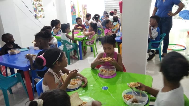 Children eating together at the Una Luz Foundation school in Cartagena