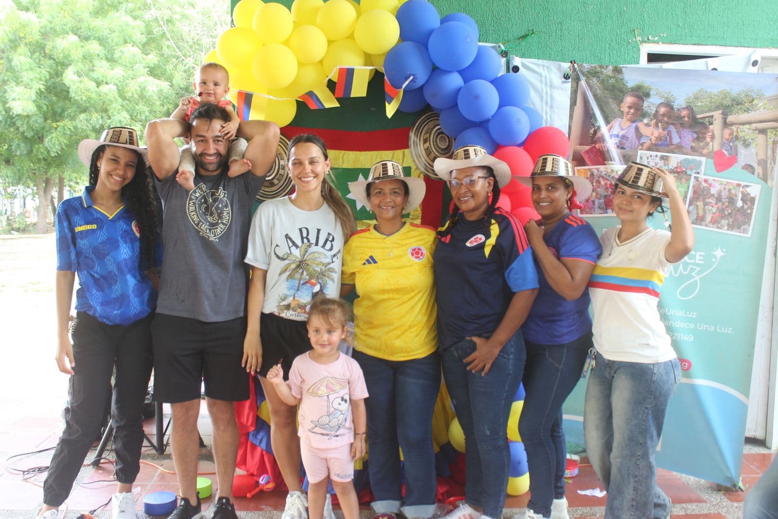 Alejandro, Mariela and their daughters with the women of our team in Cartagena